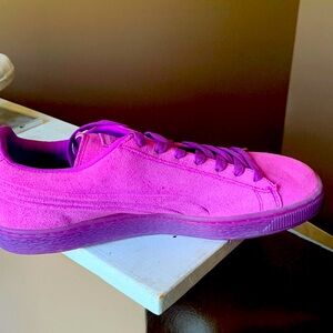 Puma purple suede low top gym shoes